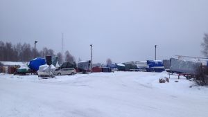 På vintern är det många båtar som förvaras i småbåtshamnen i Ingå kyrkby. På sommaren är det också många bilar parkerade här. Det planeras nya hus intill småbåtshamnen i Ingå där det blir en bostadsmässa 2022.