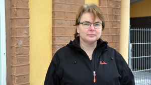 Helena Orava prenumererar på Nya Östis för att få veta vad som händer i Lovisa. Helena Orava är en av tidningen Nya Östis prenumeranter.
