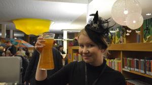 Narcissa Malfoy (Satu Laukkanen) bjöd på lyckodryck. Satu Laukkanen håller upp en karaff med lyckodryck under Harry Potter-evenemang.