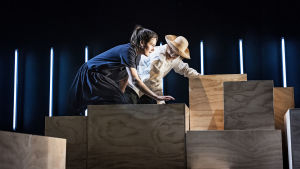 Sophia och Farmor på upptäcktsfärd. På bilden Jessica Grabowsky och Sue Lemström. Foto från Sommarboken på Lilla Teatern.