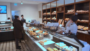 Brödhyllan är originalet från 1915 och många andra element har också bevarats under renoveringen. Café Ekberg efter renoveringen.