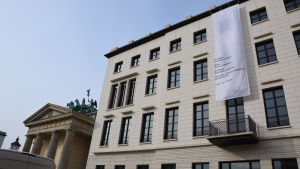 Eugen Gomringers dikt avenidas på fasaden vid stiftelsen Brandenburger Tor i Berlin