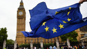 Storbritanniens beslut att träda ut ur EU orsakade oro under sommaren som lade sig i augusti. Pro brexit-demonstranter utanför parlamentet i London.