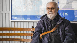 – Den bästa modellen är att endast turisterna betalar, säger Sveaborgsbon Lauri Juva. Sveaborgsbon Lauri Juva i väntrummet på Salutorget i Helsingfors.