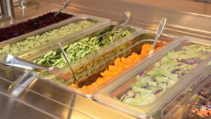 Så här vill eleverna i Källhagens skola ha sin sallad. Den ska vara uppdelad i olika skålar i stället för att allt är blandat ihop till bara några få salladsskålar. Olika sallader i en skolmatsal.