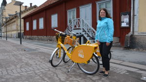 Kollektivtrafikdirektör Sirpa Korte presenterar stadscyklarna. Kollektivtrafikdirektör Sirpa Korte står bredvid stadscyklar i Åbo.