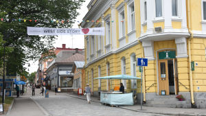 Den elektroniska reklam- och informationsskylten placeras till vänster i bilden vid Spruthusskvären på andra sidan gågatan från gamla stadshuset. En gågata.
