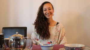Amira Mountassir fick idén till glassmakning av sina grannar. Amira Mountassir bjuder på glassmakning i sitt hem.