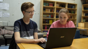 Modersmål och språk skriver Grankullas elever gärna digitalt medan de hellre skriver fysik, kemi och matematik för hand, säger Aleksi Kauremaa och Cecilia Andersin. Cecilia Anderssin och Aleksi Kaurimaa