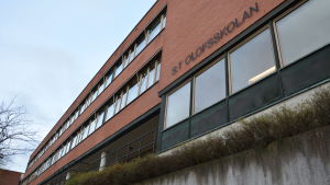 S:t Olofsskolan. Bild på S:t Olofsskolans tegelbyggnad utifrån, skolans namn står på väggen.