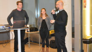 Stadssstyrelseordförande Kim Berg föreslog att man gör en enkät bland studerande för att ta reda på vilka förmåner de tycker är attraktivast. Vasas stadsstyrelseordförande Kim Berg talar med representanter för Vasa studerande.