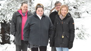 Fyra av de drygt tio personerna som på olika sätt arbetat för kvotflyktingfamiljerna: Eija Lang, Susan Holmberg, Annika Lindroos och Ida Lundell Fyra kvinnor står på en rad ute i vintrigt landskap.
