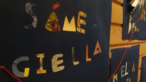 Sametinget arbetar mycket med det samiska språket. Lasten kirjoittamia tärkeitä asioita saamen kielelle.