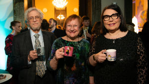 President Tarja Halonen närvarade också på premiären, här i sällskap av maken Pentti Arajärvi och Yles vd Merja Ylä-Anttila. President Tarja Halonen på Muminpremiär.