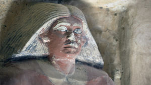 En staty inne i den "nya" grav som upptäcktes i slutet av 2018 i den fornegyptiska nekropolen Sakkara. Bild från grav i Sakkara, Egypten