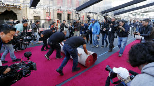 Röda mattan rullas ut inför ett stort pressuppbåd. Den röda mattan rullas ut inför Oscarsgalan 2018.