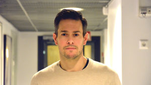 Kim Strandberg är akademiforskare och docent i statsvetenskap vid Åbo Akademi i Vasa. Porträtt av akademiforskare Kim Strandberg.