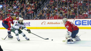 Jordan Greenway gjorde Minnesotas första mål. Jordan Greenway gör mål mot Washington.