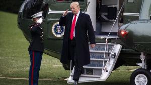 President Trump återvände från ett golfveckoslut nästan helt utan twittermeddelanden. President Trump stiger ut ur helikopter, svarar på militärhonnör.