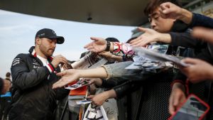 Valtteri Bottas autografer är eftertraktade i Shanghai. Valtteri Bottas delar ut autografer.
