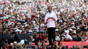 Sittande presidenten Joko Widodo, ofta kallad Jokowi, omgiven av supportrar. En bild på Indonesiens president Joko Widodo som talar till en folkmassa inför presidentvalet i april 2019.