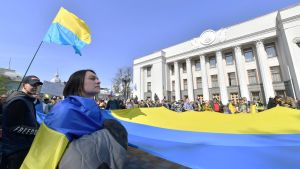 Flaggor vajar utanför parlamentet i Kiev  25.4.2019 då parlamentariker ska rösta om  krav på kunskaper i ukrainska 