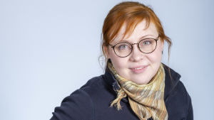 Annika Ljungberg är en av programvärdarna för Naturväktarna i sommar. en rödhårig kvinna i 30 års åldern tittar in i kameran