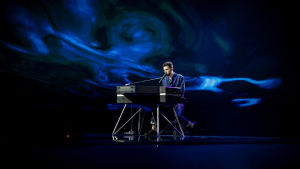Ett piano och lite blått skimmer är allt som behövs för att beröra tittarna. Åtminstone då det gäller Duncan Laurence. duncan laurence sjunger sittandes vid ett elpiano och har ett blått skimmer runtom sig
