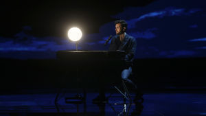 Finns det något bidrag som kan utmana Nederländernas Duncan? duncan laurence sjunger sittandes vid ett elpiano och har en liten lampa bredvid sig