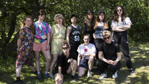 Hela Harlequin-ensemblen i Hangömiljö. Från vänster (uppe) Gígja Sara Björnsson, Tanja Huld Levý, Sonja Ahlfors, Nina Matthis, Joanna Wingren, Lisen Rosell och Amanda Apetrea. På nedre raden finns Nadja Hjorton, Hallveig Eiríksdóttir och Mira Svanberg. Selma Reynisdóttir fattas på bilden. Harlequin-ensemblen i Hangömiljö.