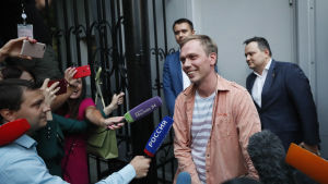 Det var en lättad Ivan Golunov som lämnade inrikesministeriets kontor i Moskva på tisdagen. Det var en lättad Ivan Golunov som lämnade inrikesministeriets kontor i Moskva på tisdagen.
