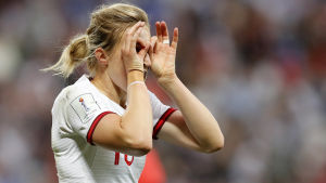 Ellen White, Englands anfallsstjärna.