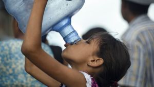 Över fem miljoner barn dör årligen av orsaker som skulle kunna förebyggas. Barn i Venezuela dricker vatten 31.5.2019.