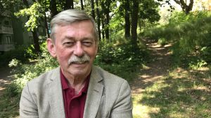 Stefan Ring har jobbat inom försvarsmakten och är numera föreläsare på Försvarshögskolan och medlem av Kungliga krigsvetenskapsakademin. Stefan Ring