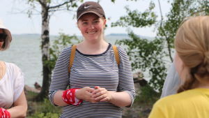 Mia Salomäki är koordinator för Röda Korsets sommarklubb och säger att initiativet till strandstädning kom från deltagarna själva. Mia Salomäki, kordinator för Röda Korsets sommarklubb