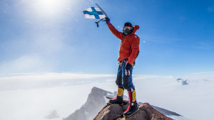 Pata Degerman valloitti retkikuntansa kanssa Mount Suomi -huipun Etelämantereella vuonna 2017 Pata Degerman heiluttaa Suomen lippua vuoren huipulla.