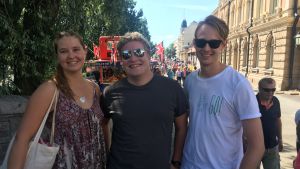 Jannica Lindqvist, Alexander Blomqvist och Patrick Schubert ser den ökade säkerheten i bilen som positiv, men är nog skeptiska. tre unga åbobor som ler i solskenet vid åstranden