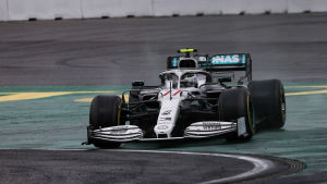 Valtteri Bottas kör ut på Hockenhiem. Valtteri Bottas kör ut på banan i sin vita Formula 1 bil.