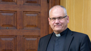 Biskop Bo-Göran Åstrand ställer sig positiv till prästers rätt att få viga par av samma kön. Bo-Göran Åstrand