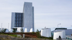 På privatsjukhuset jobbar universitetssjukhusets personal i universitetssjukhusets utrymmen men utanför normal arbetstid. Bland annat används utrymmen i Mejlans tornsjukhus. Vid bild på Mejlans tornsjukhus.