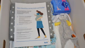 Förpackningen innehåller allt från kläder till hygienartiklar. moderskapsförpackingar