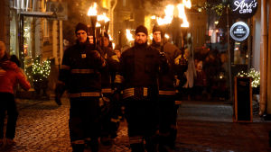 Luciatrion eskorterades till Gamla rådhustorget av Borgå FBK:s brandmän. Fackeltåg i samband med lucia 2019 i Borgå