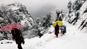Stora delar av pakistanska Kashmir har isolerats. Ett gäng vandrar på snötäckt bergsstig i Neelum-dalen, i den pakistanska delen av Kashmir.