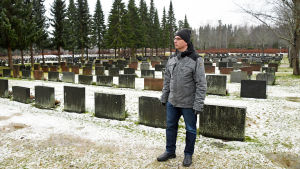 Markku Blom säger att fåglarna far i väg med gravljus. En man bredvid gravar.