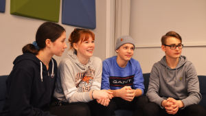 Rebecka Johansson, Daniela Wennström, Justus Sipilä och Axel Berglund trivs i Mattlidens skola. Fyra elever i högstadieåldern, två flickor till vänster och två pojkar till höger, sitter i en soffa och tittar ut ur bilden.