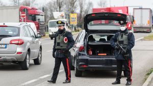 Beväpnade karabinjärer vid en av de många vägspärrarna. Den här fanns mellan provinserna Modena och Bologna på måndagen. Alla som reser mellan olika orter måste nu redovisa för sina skäl till resan . Beväpnade karabinjärer vid en av de många vägspärrarna. Den här fanns mellan provinserna Modena och Bologna på måndagen. Alla som reser mellan olika orter måste nu redovisa för sina skäl till resan .