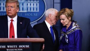 Trump, Pence och Birx på presskonferens. Trump talar på presskonferens, Pence viskar något åt Deborah Birx i bakgrunden