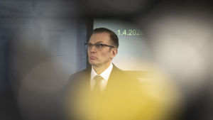 Statsrådets säkerhetsdirektör Ahti Kurvinen. Valtioneuvoston turvallisuusjohtaja Ahti Kurvinen Valtioneuvoston tiedottustilaisuudessa 1.4.2020.