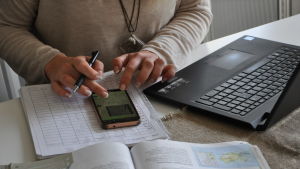 Elever har skickat in bilder till sin lärare över Whatsapp. Ela Strandberg knäpper på sin telefon på bordet.