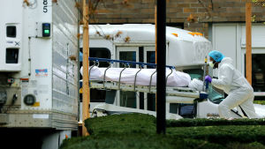 En kropp rullas in i en container som används som provisoriskt bårhus utanför sjukhuset Kingsbrook Jewish Medical Center i New York. Ett lik lastas in i en container som fungerar som provisoriskt bårhus utanför sjukhuset Kingsbrook Jewish Medical Center.